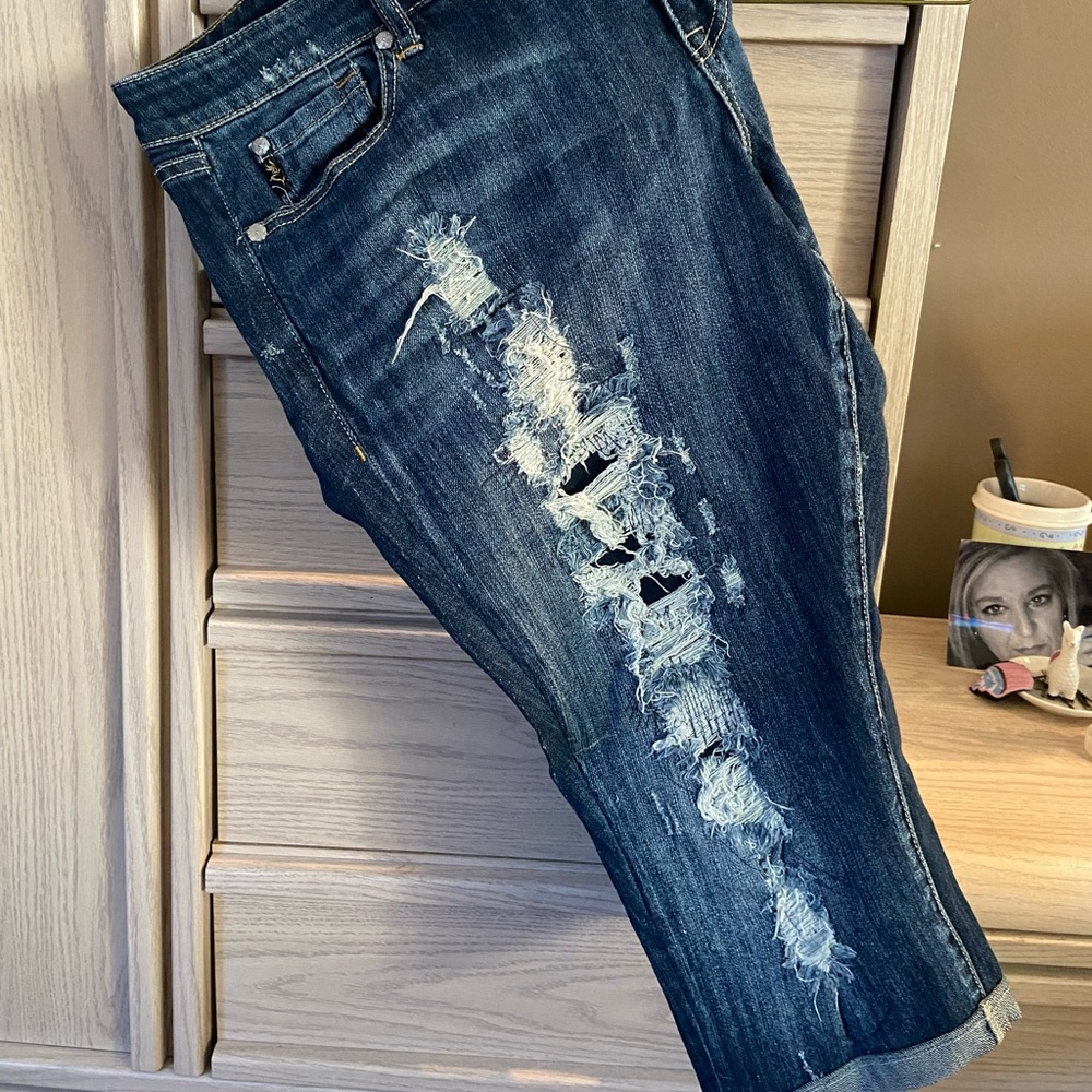 Torrid dark wash torn front Capri jeans with black underlay,size 16 super cute